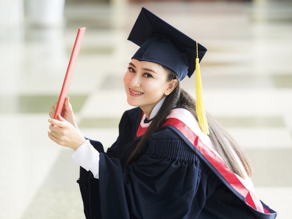 Trần Thùy Trang trong lễ phục tốt nghiệp
