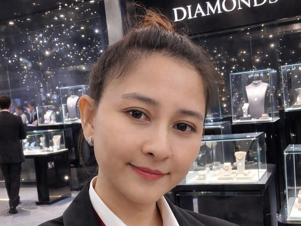 Trần Thùy Trang trong trang phục công sở tại một không gian trưng bày