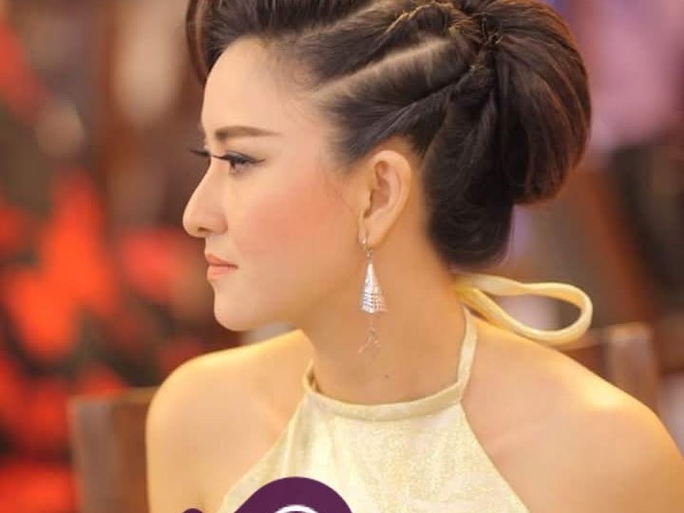 Trần Thùy Trang trong trang phục dạ tiệc thanh lịch